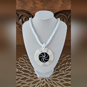 Handpainted Blk & White Design Shell Pendant With 16in Beaded Necklace